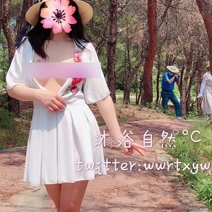 Twitter温婉贤淑的气质美女（沐浴自然°C），喜欢在户外拜托衣服的束缚放飞自我【553.37M】